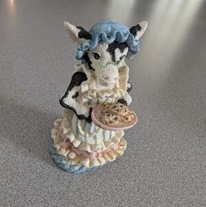 Charming Cow Figurine with CookiesVintage Figure 1995 Ganz Cow town grandma moos